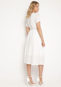 Born2be - Biała Bawełniana Sukienka z Ozdobnym Haftem i Cienkimi Gumkami w Pasie Gemilla. Okazja: na co dzień. Typ kołnierza: dekolt w kształcie V. Kolor: biały. Materiał: bawełna. Długość rękawa: krótki rękaw. Wzór: haft. Styl: casual #4