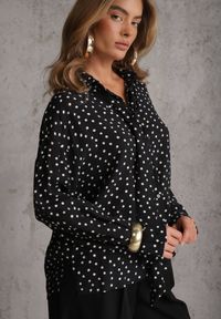Renee - Czarna Wiskozowa Koszula Wiązana pod Szyją z Lekkiej Tkaniny w Kropeczki Lanassa. Typ kołnierza: kokarda. Kolor: czarny. Materiał: tkanina, wiskoza. Styl: elegancki, retro #5