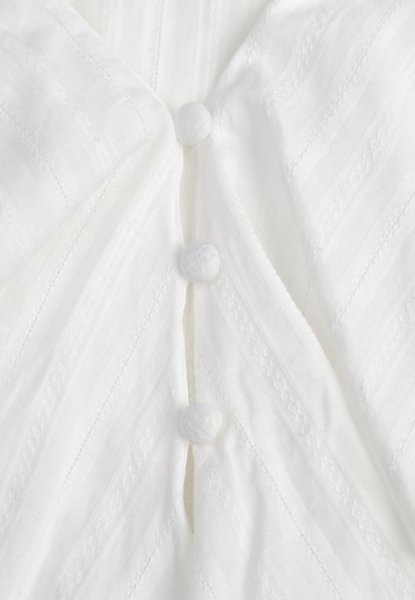 Born2be - Biała Bawełniana Bluzka w Romantycznym Stylu z Falbankami i Wiązaniem Cezarina. Okazja: na co dzień, na spotkanie biznesowe, do pracy. Typ kołnierza: kołnierz z falbankami. Kolor: biały. Materiał: bawełna. Styl: casual, biznesowy, elegancki