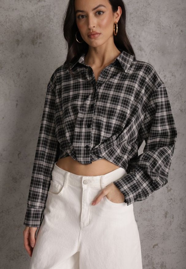 Renee - Czarna Koszula z Bawełny Typu Crop w Kratę Ozdobiona Marszczeniem Risettes. Okazja: na co dzień. Kolor: czarny. Materiał: bawełna. Wzór: aplikacja. Styl: casual