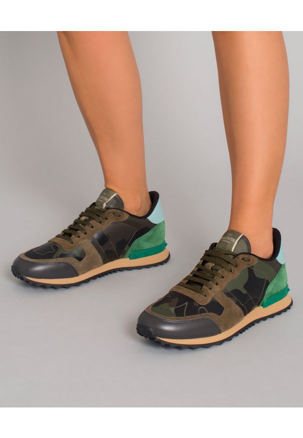 VALENTINO - Sneakersy Rockrunner Camouflage. Kolor: brązowy. Materiał: guma, zamsz. Wzór: moro