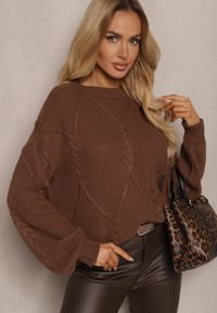Renee - Brązowy Sweter z Ozdobnym Tłoczeniem i Ściągaczami Temariel. Okazja: na spotkanie biznesowe, do pracy. Kolor: brązowy. Materiał: jeans. Długość rękawa: długi rękaw. Długość: długie. Wzór: geometria. Styl: biznesowy, elegancki