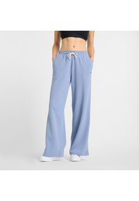 Spodnie damskie New Balance WP51503DUS – niebieskie. Kolor: niebieski. Materiał: bawełna, poliester. Wzór: haft, aplikacja
