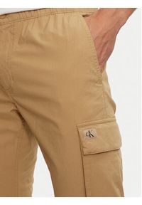 Calvin Klein Jeans Joggery J30J326438 Beżowy Skinny Fit. Kolor: beżowy. Materiał: bawełna #5