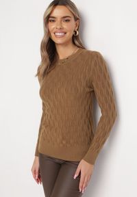 Born2be - Brązowy Klasyczny Sweter z Tłoczonym Zdobieniem Nainea. Okazja: na co dzień. Kolor: brązowy. Wzór: aplikacja. Styl: klasyczny #3