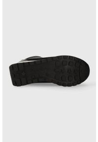 Pepe Jeans sneakersy DEAN MOLL kolor czarny PLS31533. Nosek buta: okrągły. Kolor: czarny. Materiał: guma. Szerokość cholewki: normalna. Obcas: na koturnie #5