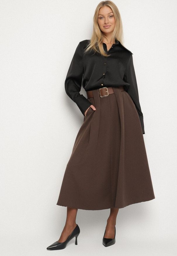 Born2be - Brązowa Rozkloszowana Spódnica z Wiskozą Zdobiona Paskiem z Klamrą Tinevia. Okazja: na co dzień, do pracy. Kolor: brązowy. Materiał: wiskoza. Wzór: aplikacja. Styl: casual, klasyczny, elegancki