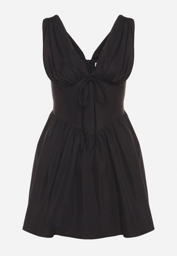 Born2be - Czarna Sukienka Vices o Rozkloszowanym Kroju z Wiązaniem Foliseia. Okazja: na co dzień. Typ kołnierza: dekolt w kształcie V. Kolor: czarny. Materiał: jeans, poliester. Długość rękawa: bez rękawów. Styl: klasyczny, casual, elegancki