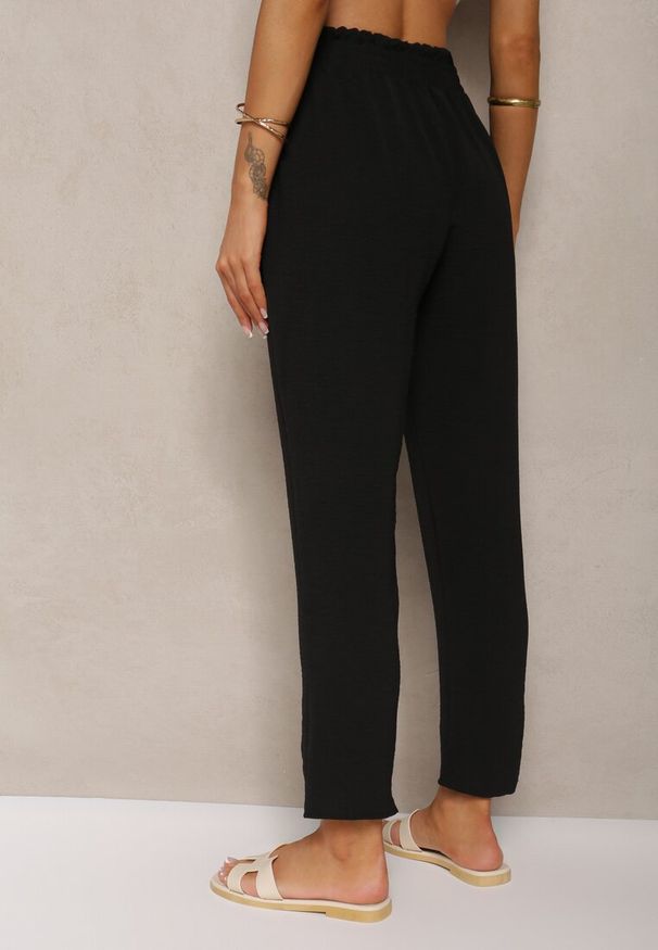Renee - Czarne Spodnie Typu Paper Bag High Waist z Gumką w Talii Salvavia. Okazja: na co dzień. Stan: podwyższony. Kolor: czarny. Styl: casual, elegancki