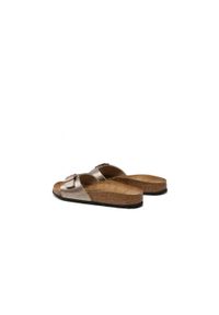 Klapki damskie Birkenstock Madrid Big Buckle. Okazja: na co dzień. Kolor: brązowy. Materiał: materiał, syntetyk. Styl: elegancki, casual