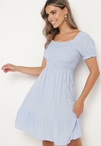 Born2be - Jasnoniebieska Sukienka z Bawełny z Elastycznym Dekoltem i Falbanką Loridia. Okazja: na co dzień. Kolor: niebieski. Materiał: bawełna. Długość rękawa: krótki rękaw. Typ sukienki: proste. Styl: wizytowy, klasyczny, casual, elegancki #5