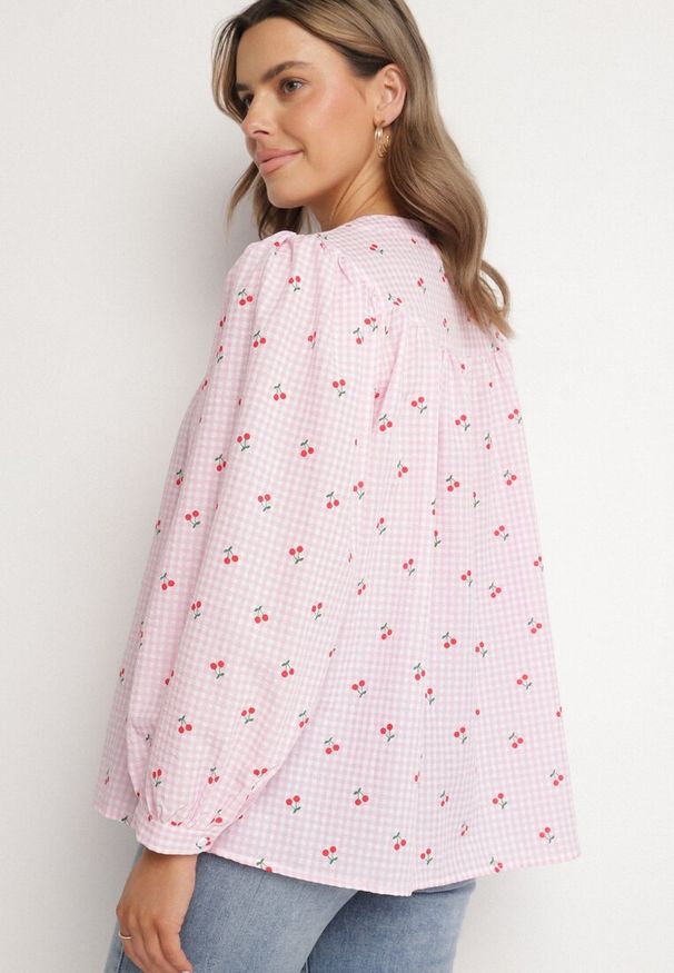 Born2be - Różowa Koszula z Bawełny w Kratkę z Wisienkami Halonira. Okazja: na co dzień, na spotkanie biznesowe, do pracy. Typ kołnierza: kołnierzyk klasyczny. Kolor: różowy. Materiał: bawełna. Długość rękawa: długi rękaw. Długość: długie. Wzór: kratka. Styl: biznesowy, casual, elegancki, klasyczny