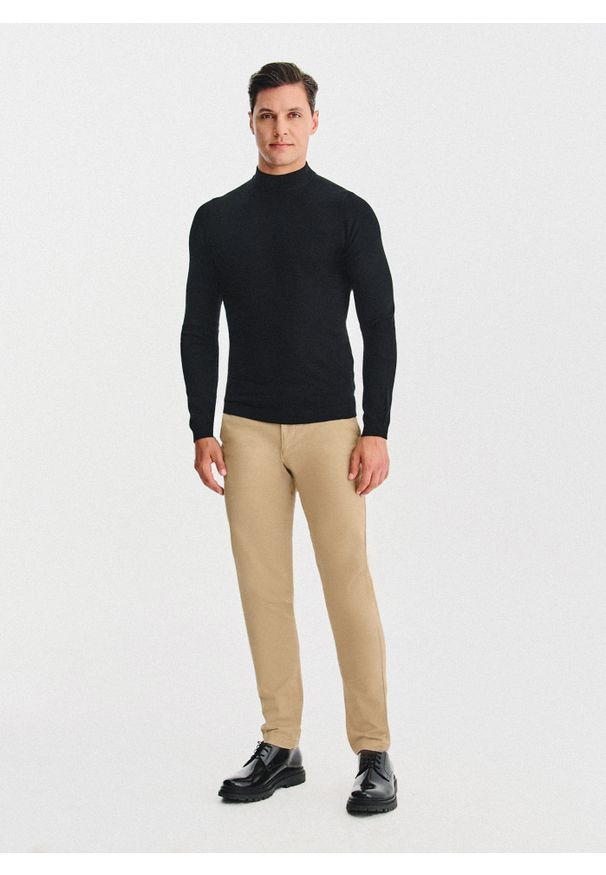 Pako Lorente - PAKO LORENTE – Czarny półgolf męski. Kolor: żółty, czarny, biały. Materiał: wiskoza, poliamid. Wzór: gładki, ze splotem