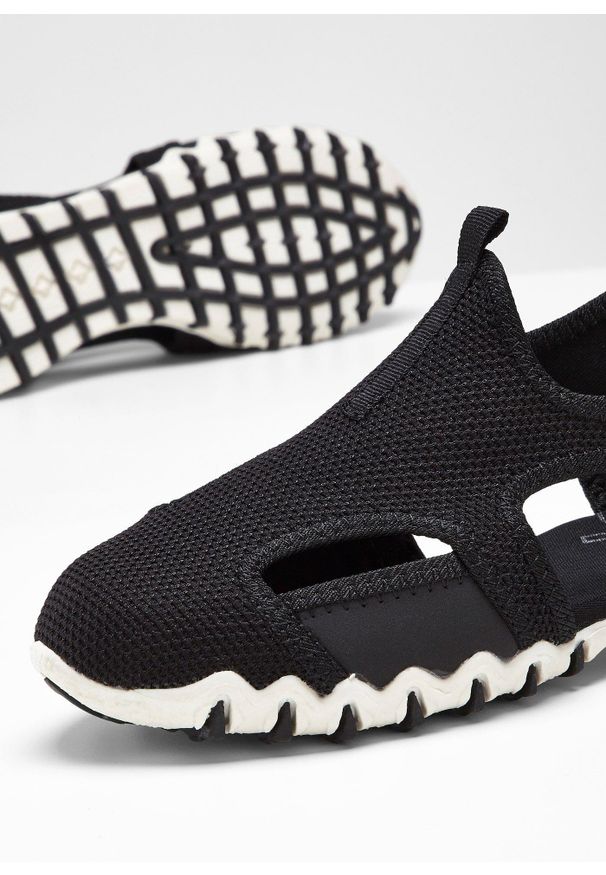 bonprix - Sandały trekkingowe z profilowaną podeszwą. Zapięcie: pasek. Kolor: czarny. Materiał: materiał. Styl: sportowy