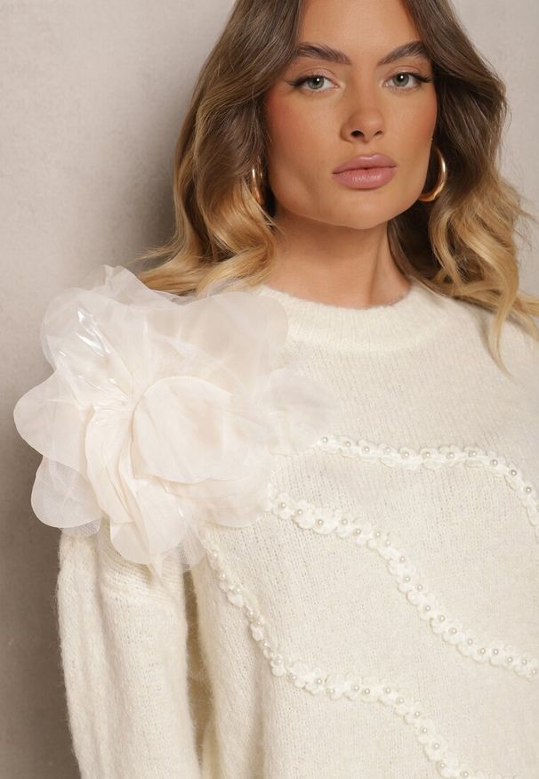 Renee - Jasnobeżowy Sweter z Naszywką w Kształcie Kwiatka i Perłami z Domieszką Wełny Sintinellia. Okazja: na co dzień. Kolor: beżowy. Materiał: wełna. Wzór: aplikacja, kwiaty. Styl: elegancki, casual