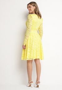 Born2be - Żółta Sukienka Koronkowa o Rozkloszowanym Kroju Telomira. Okazja: na co dzień. Kolor: żółty. Materiał: koronka. Długość rękawa: długi rękaw. Typ sukienki: rozkloszowane, proste. Styl: klasyczny, casual #5