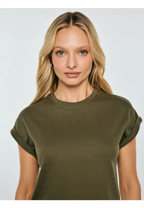 Big-Star - Koszulka damska z podwijanym rękawem khaki Adela 303. Kolor: zielony. Materiał: dzianina. Długość rękawa: krótki rękaw. Długość: krótkie. Wzór: jednolity. Styl: klasyczny