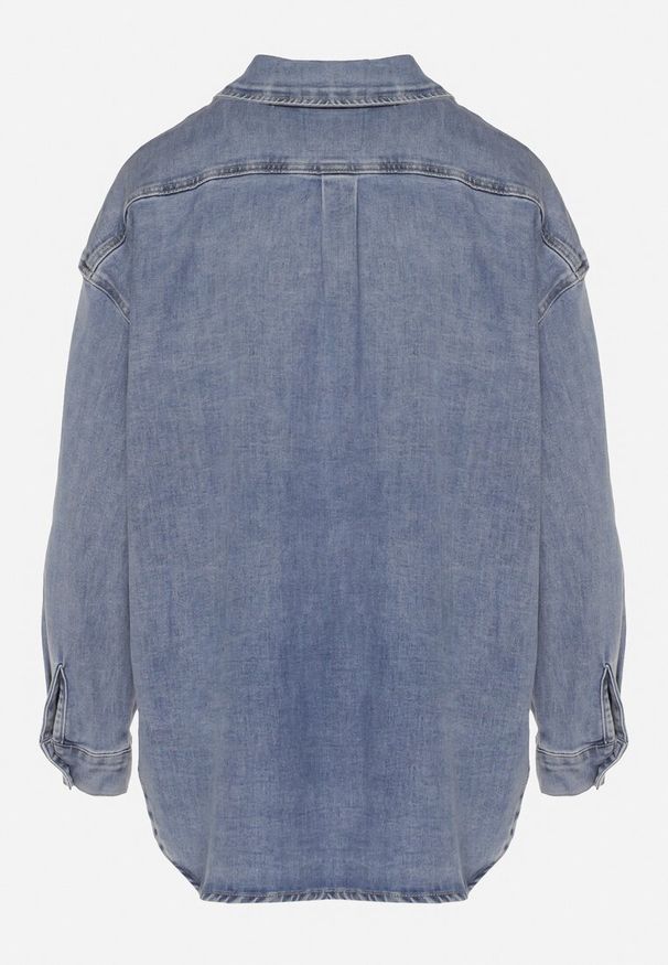 Born2be - Niebieska Koszula Jeansowa Oversize z Wiskozą Ulathiela. Okazja: na co dzień, na spotkanie biznesowe. Typ kołnierza: kołnierzyk klasyczny. Kolor: niebieski. Materiał: jeans, wiskoza. Długość rękawa: długi rękaw. Długość: długie. Styl: casual, elegancki, biznesowy, klasyczny