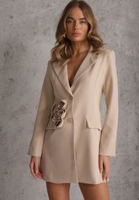 Renee - Ciemnobeżowa Sukienka w Stylu Marynarki z Usztywnionymi Ramionami Ozdobiona Kwiatami 3D Nelorien. Okazja: na co dzień. Kolor: beżowy. Wzór: kwiaty, aplikacja. Styl: casual, elegancki #7