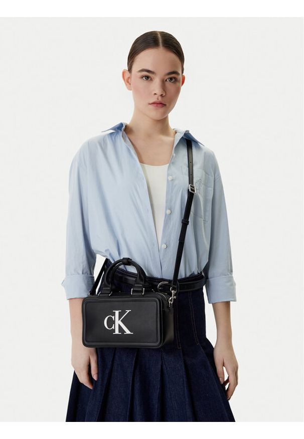 Calvin Klein Torebka Bold Ck Bauletto Crossbody LV04F3411G Czarny. Kolor: czarny. Materiał: skórzane