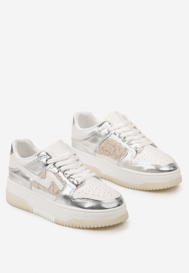 Born2be - Biało-Srebrne Sneakersy przed Kostkę na Platformie z Futerkiem Rimva. Okazja: na co dzień. Wysokość cholewki: przed kostkę. Nosek buta: szpiczasty. Kolor: biały. Materiał: futro. Obcas: na platformie