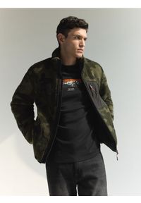 Reserved - T-shirt comfort z nadrukiem - czarny. Kolor: czarny. Materiał: dzianina, bawełna. Wzór: nadruk #1