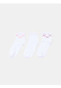 Sinsay - Prążkowane skarpetki z bawełną 3 pack - biały. Kolor: biały. Materiał: bawełna, prążkowany #1