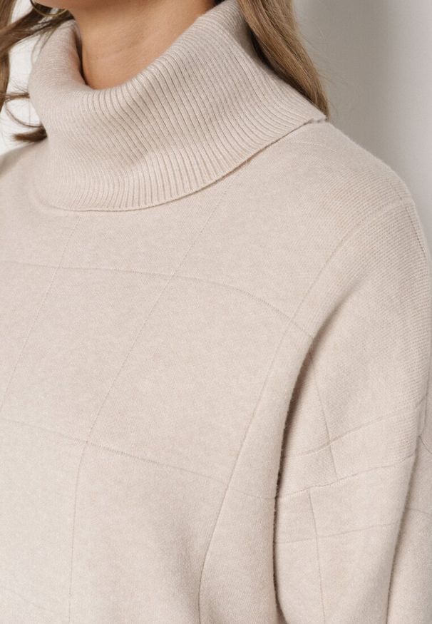 Born2be - Beżowy Golf w Klasycznym Stylu Linagela. Typ kołnierza: golf. Kolor: beżowy. Materiał: jeans. Styl: klasyczny