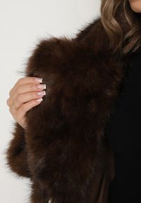 Born2be - Brązowa Kurtka Futerko z Ozdobnym Kołnierzem Talliea. Okazja: na co dzień. Kolor: brązowy. Materiał: futro. Styl: wizytowy, klasyczny, casual, elegancki #3