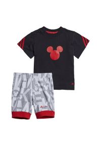 Koszulka + spodenki komplet dziecięcy Adidas Disney Mickey Mouse Summer Set. Kolor: czerwony, czarny, wielokolorowy. Materiał: bawełna. Wzór: motyw z bajki