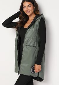 Born2be - Zielona Kamizelka Długa z Kapturem Ozdobiona Naszywką Zapinana na Napy Nevettea. Okazja: na co dzień. Typ kołnierza: kaptur. Kolor: zielony. Długość: długie. Wzór: aplikacja. Styl: casual, elegancki #1