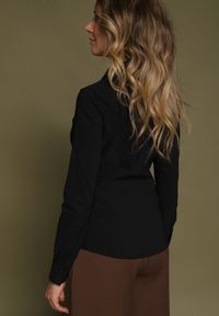 Born2be - Czarna Koszula z Bawełną Ozdobiona Marszczeniem Anixe. Okazja: na spotkanie biznesowe, na co dzień. Kolor: czarny. Materiał: bawełna. Wzór: aplikacja. Styl: klasyczny, biznesowy, casual, elegancki