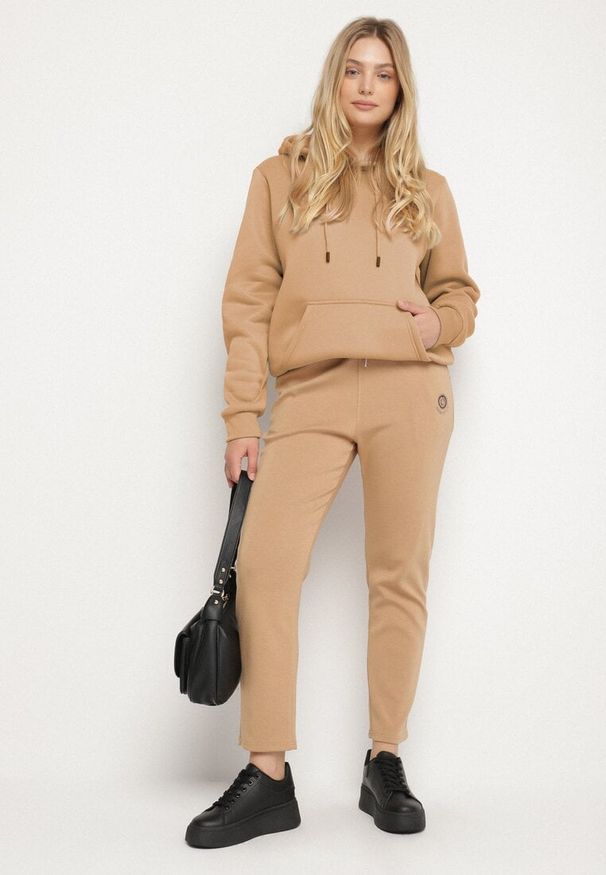 Born2be - Beżowe Spodnie Dresowe z Ozdobą z Boku Rialane. Okazja: na co dzień. Kolekcja: plus size. Kolor: beżowy. Materiał: dresówka. Wzór: aplikacja. Styl: casual, elegancki