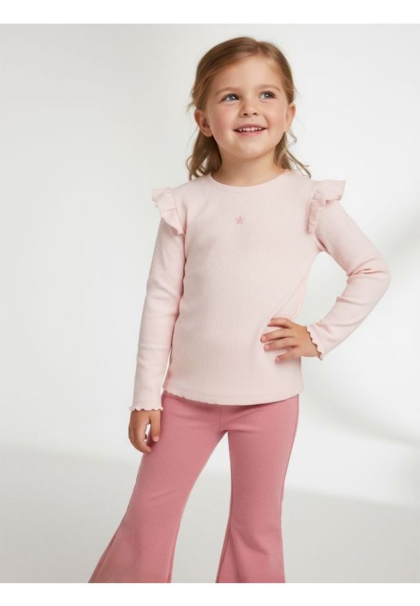 Sinsay - Prążkowana koszulka z haftem - różowy. Kolor: różowy. Materiał: prążkowany. Wzór: haft