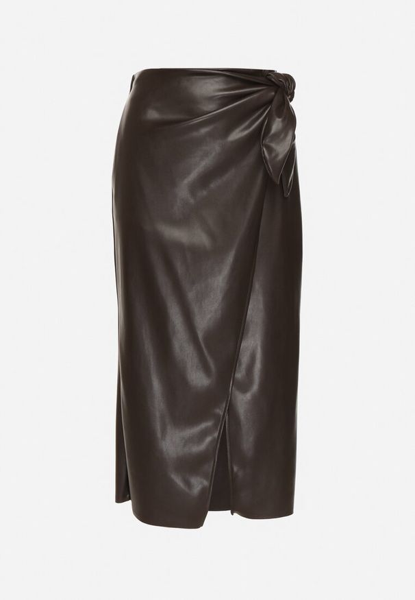 Born2be - Brązowa Kopertowa Spódnica z Imitacji Skóry z Wiązaniem i Marszczeniem Seolisse. Okazja: na co dzień. Kolor: brązowy. Materiał: skóra. Styl: casual