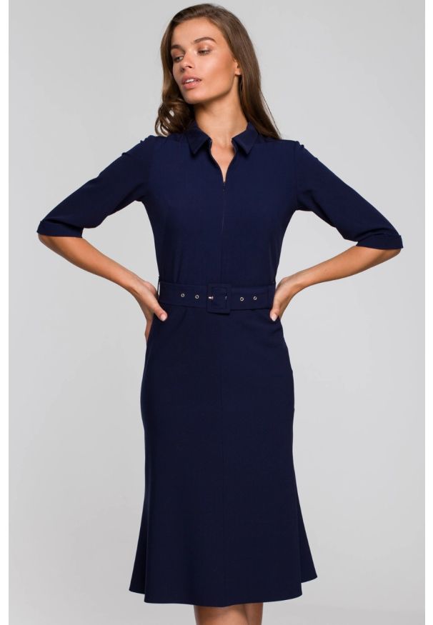 Stylove - Elegancka sukienka koszulowa z kołnierzykiem paskiem granat. Okazja: do pracy, na spotkanie biznesowe. Typ sukienki: koszulowe. Styl: elegancki