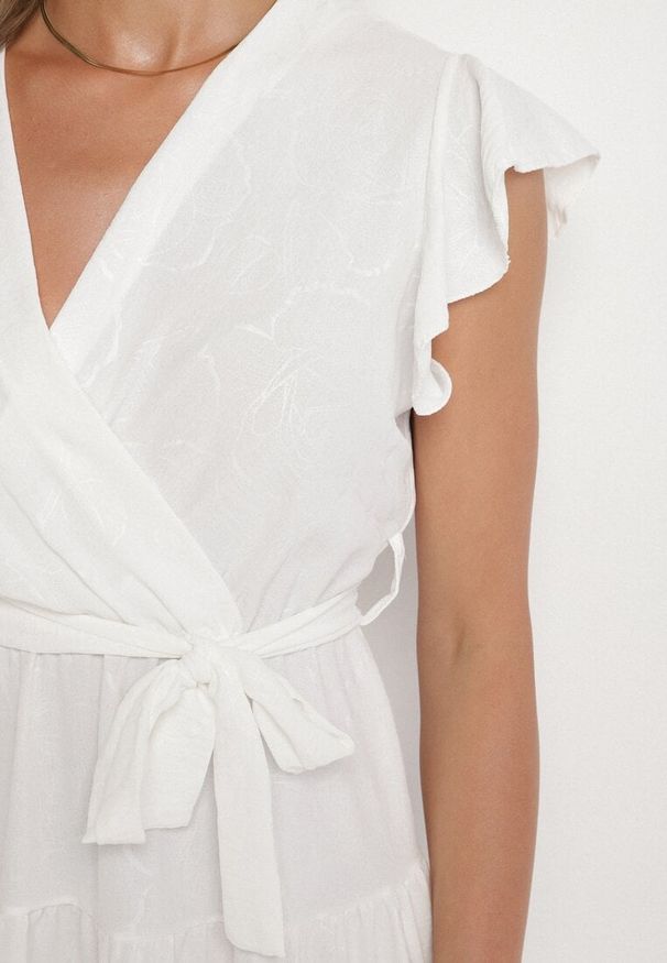 Born2be - Biała Kopertowa Sukienka Ozdobiona Falbanami i Paskiem Liliessa. Okazja: na co dzień. Typ kołnierza: dekolt w kształcie V. Kolor: biały. Wzór: aplikacja. Typ sukienki: kopertowe. Styl: elegancki, klasyczny, casual