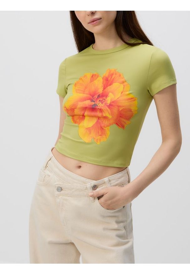 Reserved - T-shirt z kwiatowym nadrukiem - oliwkowy. Kolor: oliwkowy. Materiał: dzianina. Wzór: nadruk, kwiaty