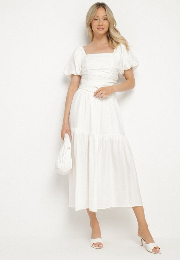 Born2be - Biała Sukienka Rozkloszowana z Wiskozy z Kwadratowym Dekoltem i Drapowaniem Napessia. Okazja: na co dzień. Typ kołnierza: dekolt kwadratowy. Kolor: biały. Materiał: wiskoza. Styl: elegancki, klasyczny, casual