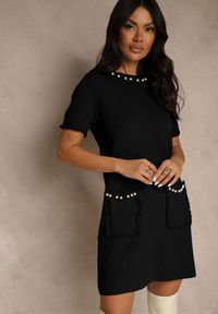 Renee - Czarna Sweterkowa Sukienka Trapezowa z Perełkami przy Dekolcie i Kieszeniach Fenatusa. Okazja: na co dzień. Kolor: czarny. Materiał: jeans. Typ sukienki: trapezowe. Styl: casual #5