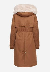 Born2be - Brązowa Kurtka Parka z Kapturem Futrzaną Wyściółką i Ściągaczem w Talii Semarien. Okazja: na co dzień. Typ kołnierza: kaptur. Kolor: brązowy. Materiał: futro. Długość rękawa: długi rękaw. Długość: długie. Styl: casual, klasyczny #2
