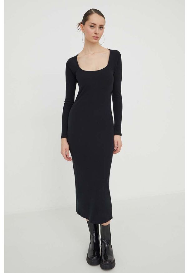 Hollister Co. sukienka kolor czarny midi dopasowana. Typ kołnierza: dekolt w karo. Kolor: czarny. Materiał: dzianina. Długość rękawa: długi rękaw. Typ sukienki: dopasowane. Długość: midi