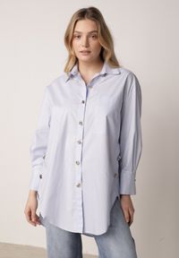 Born2be - Niebieska Bawełniana Koszula Oversize z Biżuteryjnymi Guzikami Adrearina. Okazja: na co dzień, do pracy, na spotkanie biznesowe. Kolor: niebieski. Materiał: bawełna. Styl: klasyczny, casual, biznesowy, elegancki #1