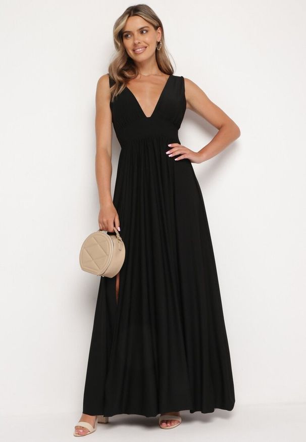 Born2be - Czarna Koktajlowa Sukienka na Ramiączkach z Trójkątnym Dekoltem i Rozcięciem z Boku Nestarli. Okazja: na ślub cywilny, na imprezę, na wesele. Typ kołnierza: dekolt w kształcie V. Kolor: czarny. Materiał: materiał. Długość rękawa: na ramiączkach. Sezon: lato. Styl: wizytowy