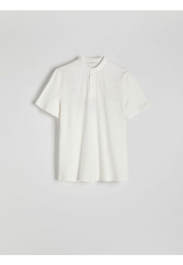 Reserved - Koszulka polo regular ze stójką - złamana biel. Typ kołnierza: polo, kołnierzyk stójkowy. Materiał: bawełna, dzianina