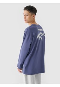 4f - Longsleeve oversize z nadrukiem męski - niebieski. Okazja: na co dzień. Kolor: niebieski. Materiał: jersey, dzianina, bawełna. Długość rękawa: długi rękaw. Długość: długie. Wzór: nadruk. Styl: sportowy, casual, klasyczny