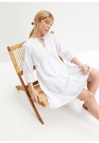 bonprix - Sukienka plażowa z koronką. Okazja: na plażę. Kolor: biały. Materiał: koronka. Wzór: koronka. Sezon: lato #1