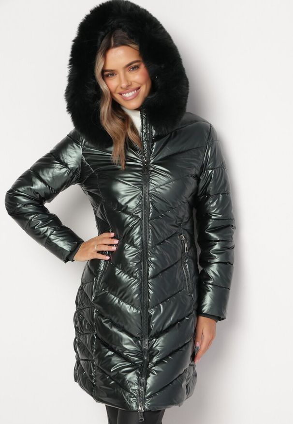 Born2be - Ciemnozielona Metaliczna Kurtka Pikowana z Kapturem Eclaris. Okazja: na co dzień. Typ kołnierza: kaptur. Kolor: zielony. Materiał: futro, jeans. Długość rękawa: długi rękaw. Długość: długie. Wzór: aplikacja. Styl: casual, elegancki