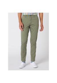 Wrangler - WRANGLER CHINO MĘSKIE SPODNIE MATERIAŁOWE CHINO MATERIAŁ DUSTY OLIVE W16LWA275. Materiał: materiał