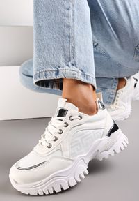 Renee - Białe Amortyzujące Sneakersy na Grubej Podeszwie ze Żłobieniami i Ozdobnymi Wstawkami Paislie. Kolor: biały